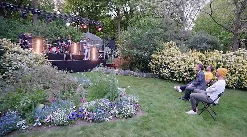 Heavy metal συναυλία παρακολούθησε ο Μακρόν 