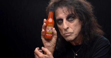 ALICE COOPER: Διαθέσιμες στο Amazon οι Καυτερές του Σάλτσες