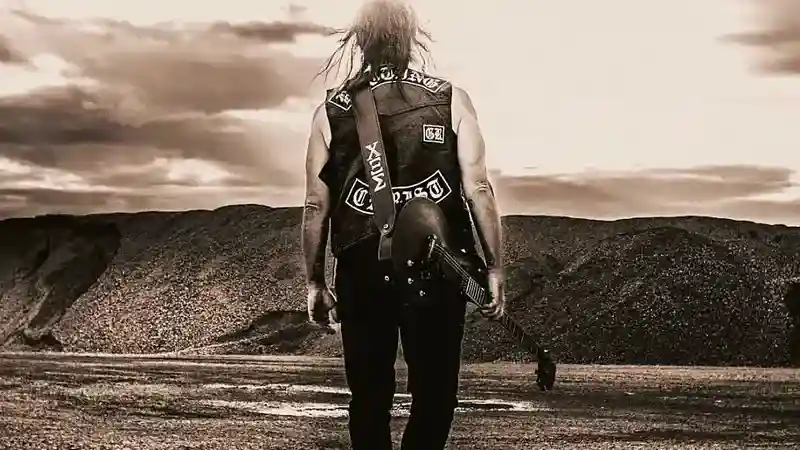 ΣΑΚΗΣ ΤΟΛΗΣ: Νέο single "Hail Thy Mighty Rock n' Roll"