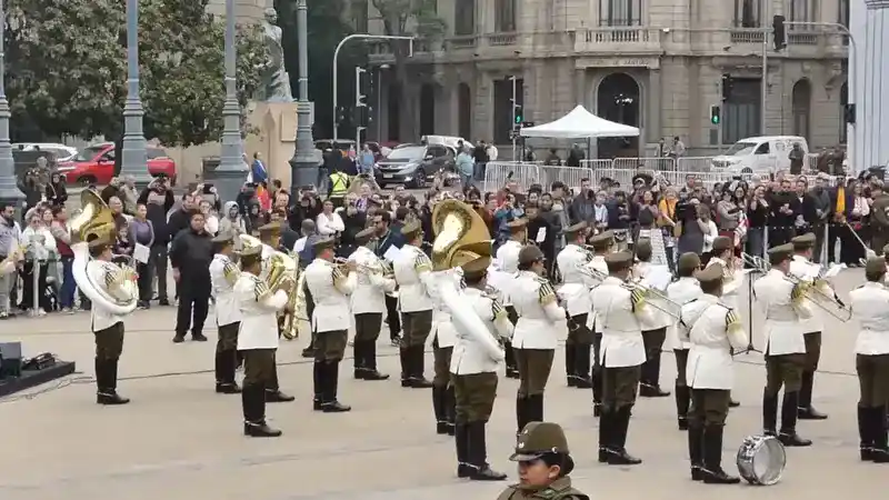 Η Φιλαρμονική της Αστυνομίας της Χιλής τίμησε τους AC/DC στο Προεδρικό Μέγαρο