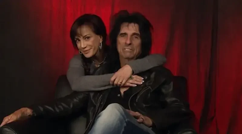 ALICE COOPER: Ανανεώνει τους όρκους του μετά από 50 χρόνια - 220 καλεσμένοι στην τελετή