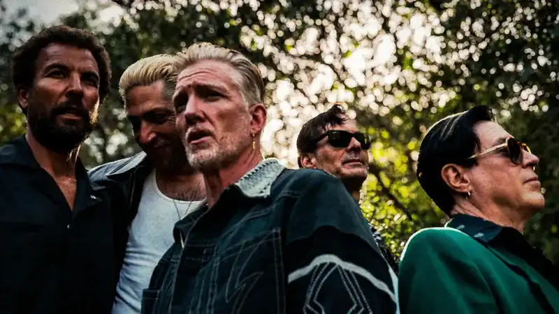 QUEENS OF THE STONE AGE: Επιστρέφουν με το νέο single "Easy Street"
