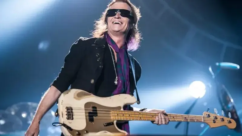 GLENN HUGHES: Αποσύρεται από τις περιοδείες λόγω σοβαρού προβλήματος υγείας