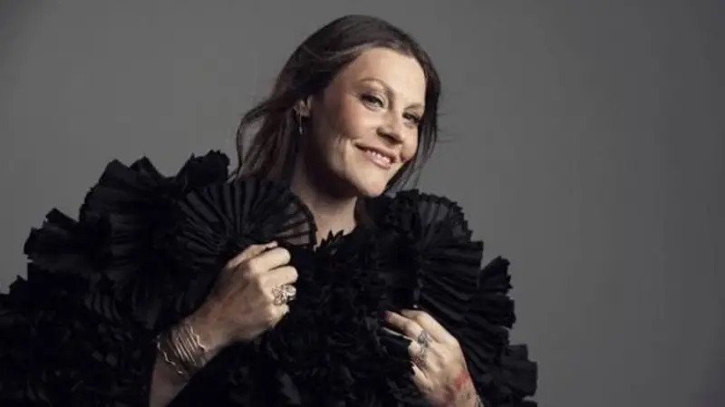 FLOOR JANSEN: Νέο single και βίντεο "Everything Is Moving On"